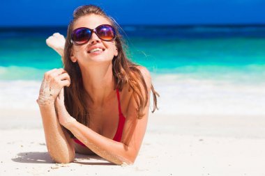 tropik sahilde yalan bikini uzun saçlı kadın