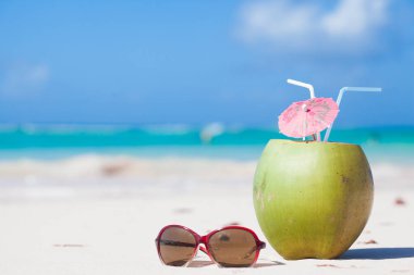 Taze hindistan cevizi kokteyl bir tropikal plaj