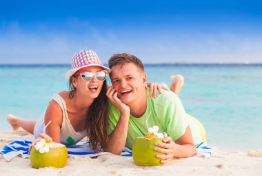 Mutlu genç çift sahilde eğleniyor.