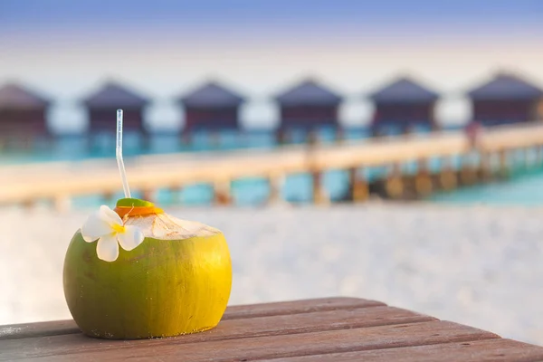 Cocktail di cocco fresco su una spiaggia tropicale. sera — Foto Stock