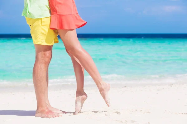 腿，拥抱，年轻夫妇在绿松石的热带海滩 — 图库照片