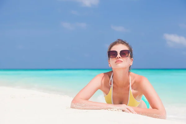 Mujer en bikini y sombrero de paja tumbado en la playa tropical —  Fotos de Stock