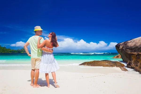 Mladý pár se baví na tropické pláži Baie Lazare v Ostrov Mahé, Seychely — Stock fotografie