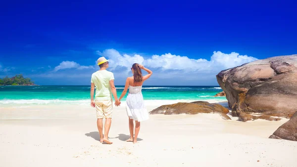 Jeune couple s'amusant à la plage tropicale de Baie Lazare sur l'île de Mahe, Seychelles — Photo