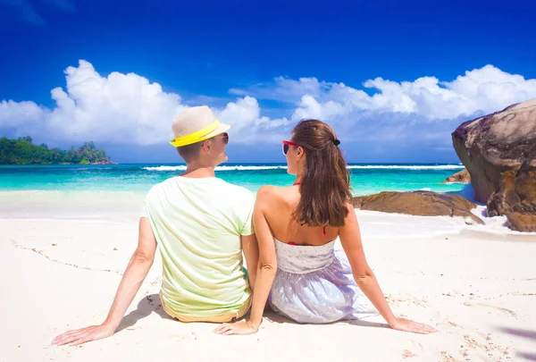 Junges paar spaß am tropischen baie lazare strand auf mahe island, seychellen — Stockfoto