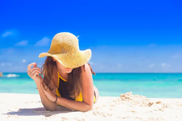 Kvinna i solhatt och baddräkt på stranden — Stockfoto