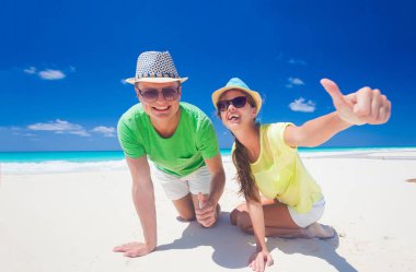 Cayo Largo beach, Küba güneşli gün zevk çekici çift