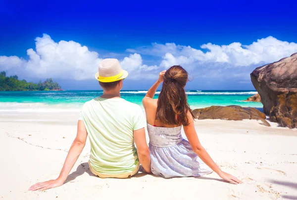 Jeune couple s'amusant à la plage tropicale de Baie Lazare sur l'île de Mahe, Seychelles — Photo