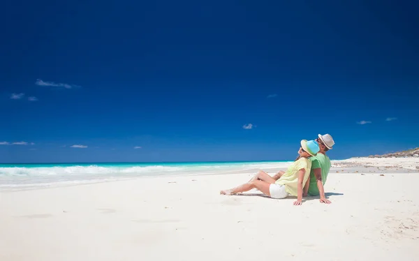 Attraktivt par njuter av solig dag på Cayo Largo beach, Kuba — Stockfoto