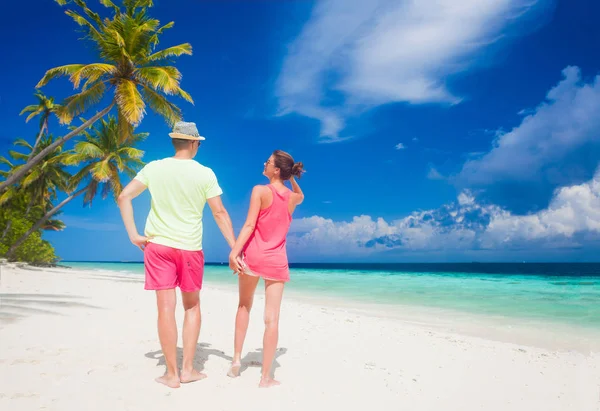 Casal atraente desfrutando de dia ensolarado na praia de Maldivas — Fotografia de Stock