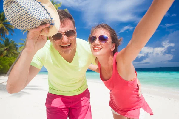 Pareja atractiva disfrutando de un día soleado en la playa de Maldivas — Foto de Stock