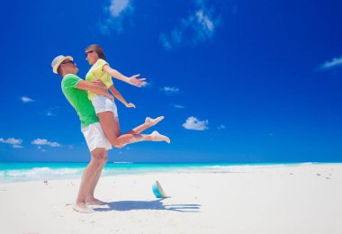 Cayo Largo beach, Küba güneşli gün zevk çekici çift