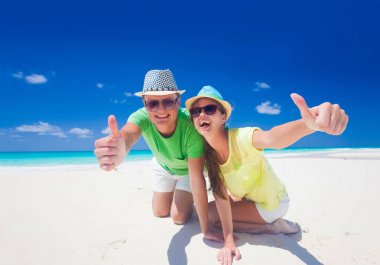 Cayo Largo beach, Küba güneşli gün zevk çekici çift