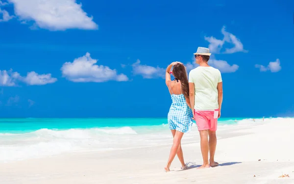 Casal atraente desfrutando de dia ensolarado na praia de Cayo Largo, Cuba Imagens Royalty-Free