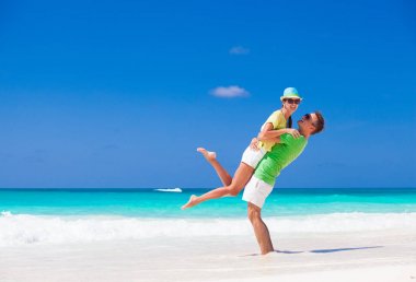 Cayo Largo beach, Küba güneşli gün zevk çekici çift