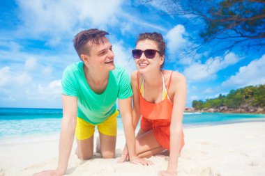 Mahe Island, Seyşel Adaları tropikal bir plajda Çift