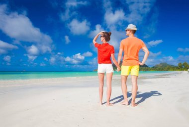 Praslin, Seyşel Adaları, tropik bir plajda parlak kıyafetleri içinde birleştirmek.