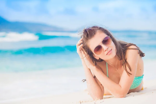 Femme aux cheveux longs en lunettes de soleil et maillot de bain à la plage. La Digue, Seychelles — Photo