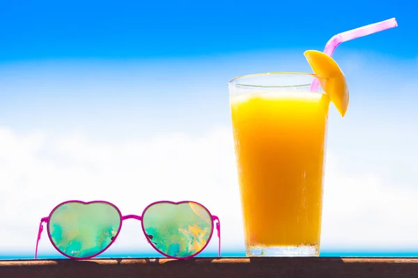 Glass of delicious sex on the beach cocktail by the sea — Stock Photo, Image