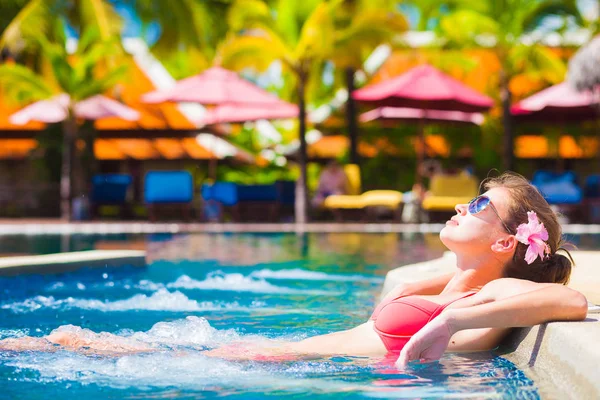 Bella giovane donna in occhiali da sole in piscina termale di lusso — Foto Stock