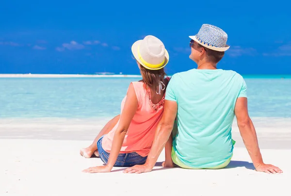 Pareja atractiva disfrutando de un día soleado en la playa de Cayo Largo, Cuba —  Fotos de Stock