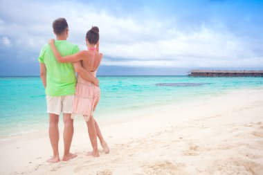 Mutlu genç çift sahilde eğleniyor.