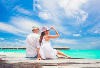 Arkadan Görünüm Maldivler tropik sahilde oturan Çift