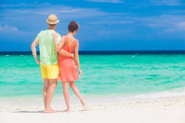 Genç mutlu aile tropik sahilde eğleniyor.