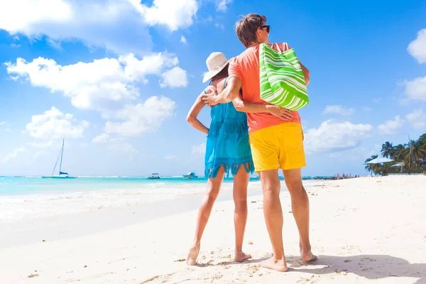 Coppia che indossa abiti luminosi su una spiaggia tropicale sulle Barbados — Foto Stock