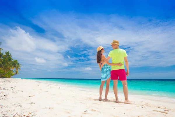 Glada unga par som har roligt vid stranden — Stockfoto