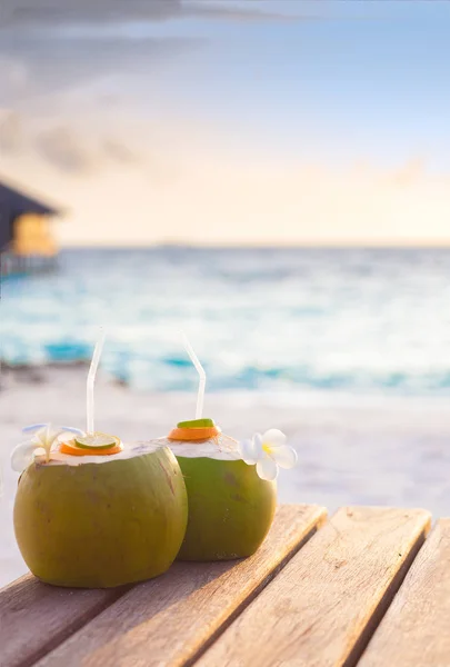Dos cócteles de coco fresco en una playa tropical. noche — Foto de Stock