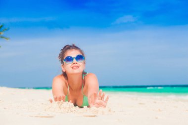 güzel bir kadın, beyaz kum plaj rahatlatıcı bikini