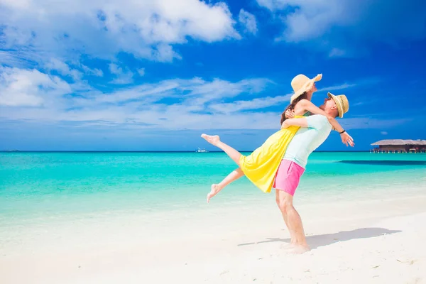Feliz jovem casal andando e se divertindo na praia — Fotografia de Stock