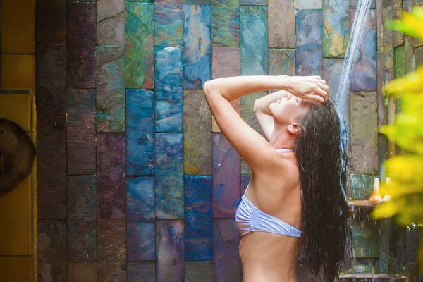 Mujer joven refrescante en la ducha tropical exterior —  Fotos de Stock