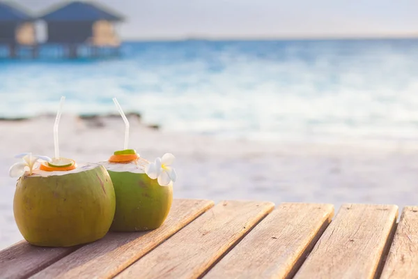 Zwei köstliche frische Kokoscocktails am tropischen Strand — Stockfoto