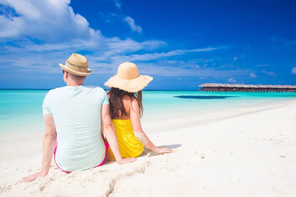 Vista posteriore della coppia seduta su una spiaggia tropicale alle Maldive — Foto Stock