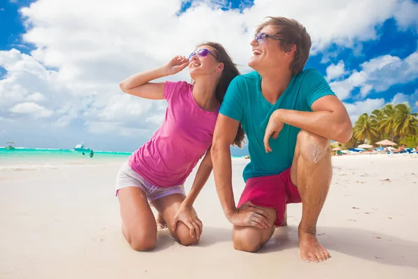 Nahaufnahme eines glücklichen jungen kaukasischen Paares in hellen Kleidern, das am Strand lacht — Stockfoto