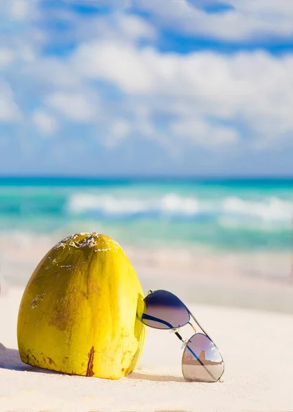 Picture of fresh coconut juice and sunglasses on tropical beach — Stock Photo, Image