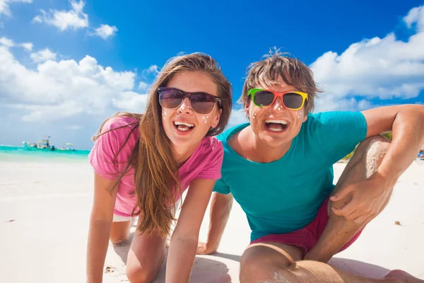 Primer plano de feliz joven pareja caucásica en ropa brillante riendo en la playa — Foto de Stock