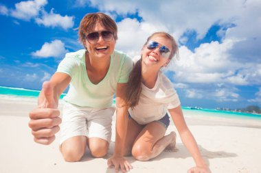 Kumsalda gülen genç mutlu çift closeup