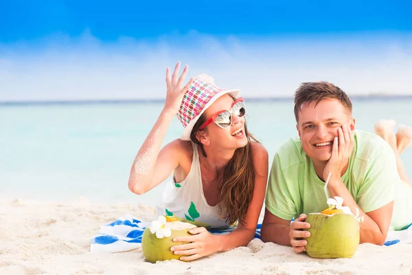 Felice giovane coppia divertirsi la sera in spiaggia — Foto Stock