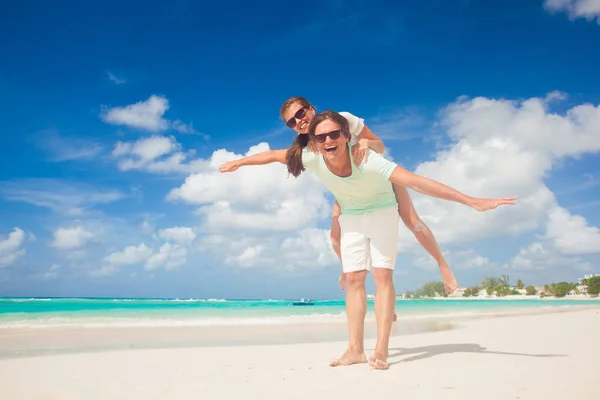 Closeup of happy young caucasian couple laughing at beach — Stock Photo, Image