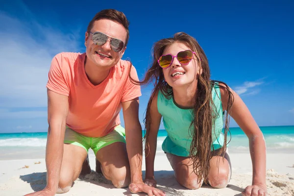 Pareja atractiva disfrutando de un día soleado en la playa de Cayo Largo, Cuba — Foto de Stock