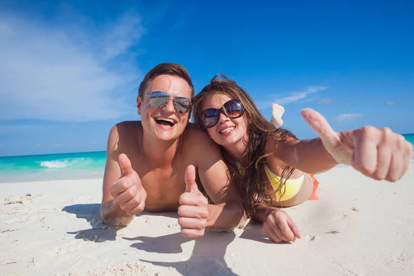 Pareja atractiva disfrutando de un día soleado en la playa de Cayo Largo, Cuba —  Fotos de Stock