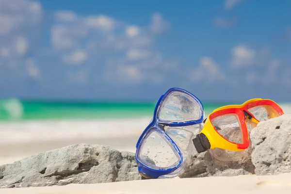 Diving Goggles and Snorkel Gear stone near beach — Stock Photo, Image
