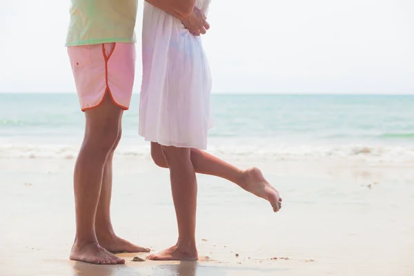 在热带绿松石波拉凯海滩亲吻的年轻夫妇的腿 — 图库照片