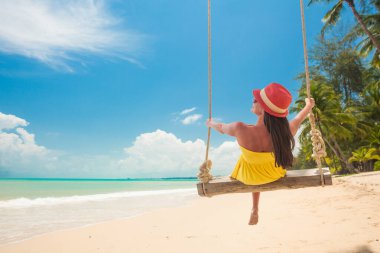Khao Lak bölgesindeki tropik sahilde sallanan güzel bir kadın. Tayland, Asya