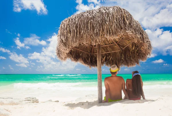Back view of a couple on a tropical beach vacation — Stock Photo, Image