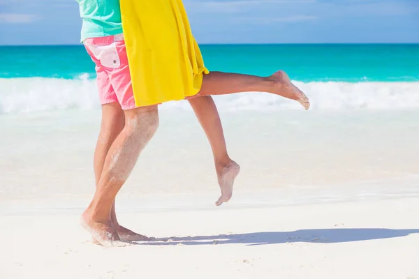 Jambes de jeune couple baisers sur la plage tropicale turquoise boracay — Photo