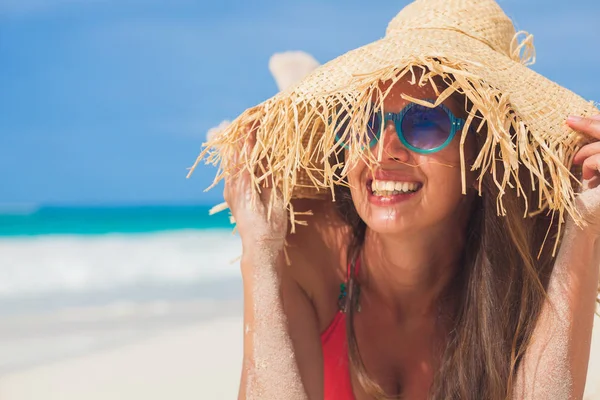 Młoda kobieta w bikini i słomiane kapelusz relaks na białej karaibskiej plaży — Zdjęcie stockowe